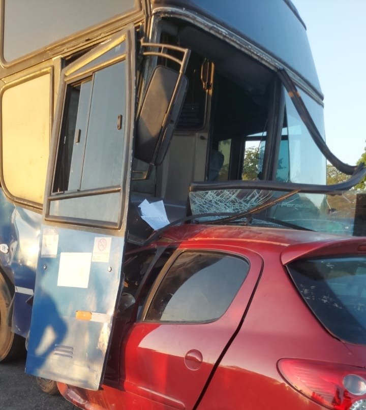 colisao-frontal-entre-carro-e-onibus-deixa-dois-mortos-na-br-116,-em-pacajus