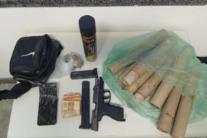 policia-militar-prende-seis-pessoas-e-apreende-armas,-drogas-e-dinheiro-em-pindoretama