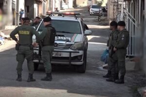 familias-sao-expulsas-por-faccao-em-fortaleza-e-deixam-casas-escoltadas-pela-policia