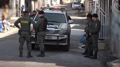 familias-sao-expulsas-por-faccao-em-fortaleza-e-deixam-casas-escoltadas-pela-policia