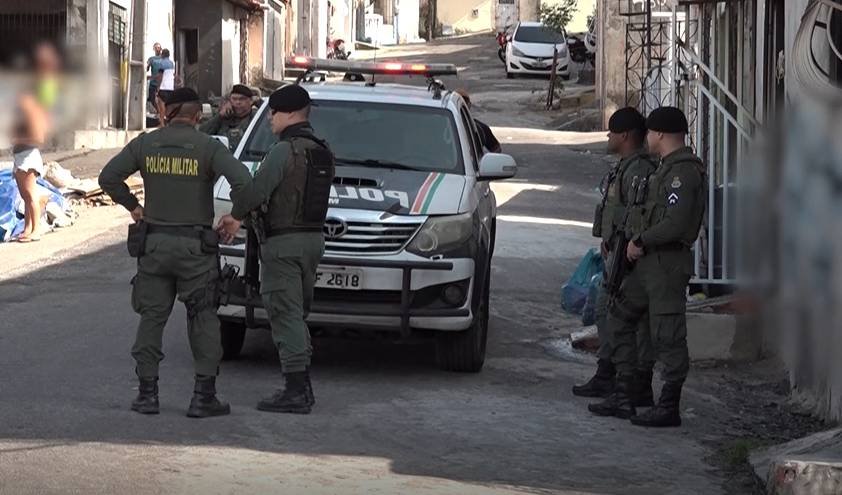 familias-sao-expulsas-por-faccao-em-fortaleza-e-deixam-casas-escoltadas-pela-policia