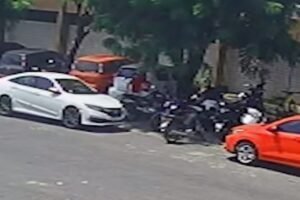 dupla-criminosa-furta-moto-em-frente-ao-local-de-trabalho-da-vitima,-em-fortaleza;-veja-o-video