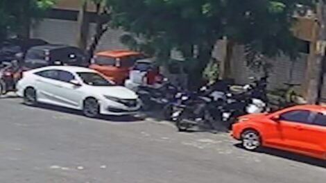 dupla-criminosa-furta-moto-em-frente-ao-local-de-trabalho-da-vitima,-em-fortaleza;-veja-o-video