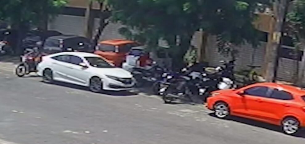 dupla-criminosa-furta-moto-em-frente-ao-local-de-trabalho-da-vitima,-em-fortaleza;-veja-o-video