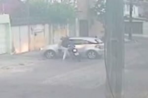 mulher-e-rendida-e-tem-carro-roubado-por-dupla-armada-ao-chegar-em-casa,-em-fortaleza