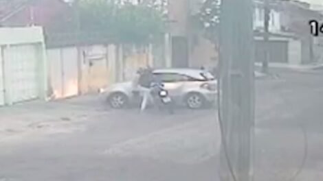 mulher-e-rendida-e-tem-carro-roubado-por-dupla-armada-ao-chegar-em-casa,-em-fortaleza