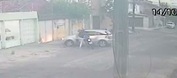 mulher-e-rendida-e-tem-carro-roubado-por-dupla-armada-ao-chegar-em-casa,-em-fortaleza