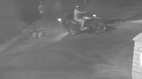 bandidos-entram-em-garagem-de-vila-na-madrugada-e-furtam-motocicleta-em-fortaleza