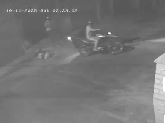 bandidos-entram-em-garagem-de-vila-na-madrugada-e-furtam-motocicleta-em-fortaleza