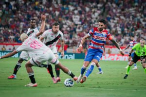 com-um-a-mais,-fortaleza-leva-2-a-0-do-vasco-no-castelao-e-segue-na-zona-de-rebaixamento-da-serie-a