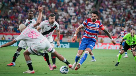 com-um-a-mais,-fortaleza-leva-2-a-0-do-vasco-no-castelao-e-segue-na-zona-de-rebaixamento-da-serie-a