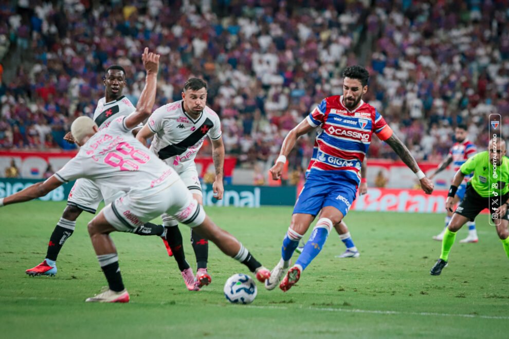 com-um-a-mais,-fortaleza-leva-2-a-0-do-vasco-no-castelao-e-segue-na-zona-de-rebaixamento-da-serie-a