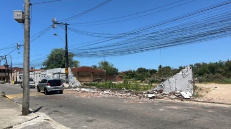 muro-cai-sobre-idoso-de-85-anos-que-caminhava-por-calcada-no-bairro-bela-vista,-em-fortaleza