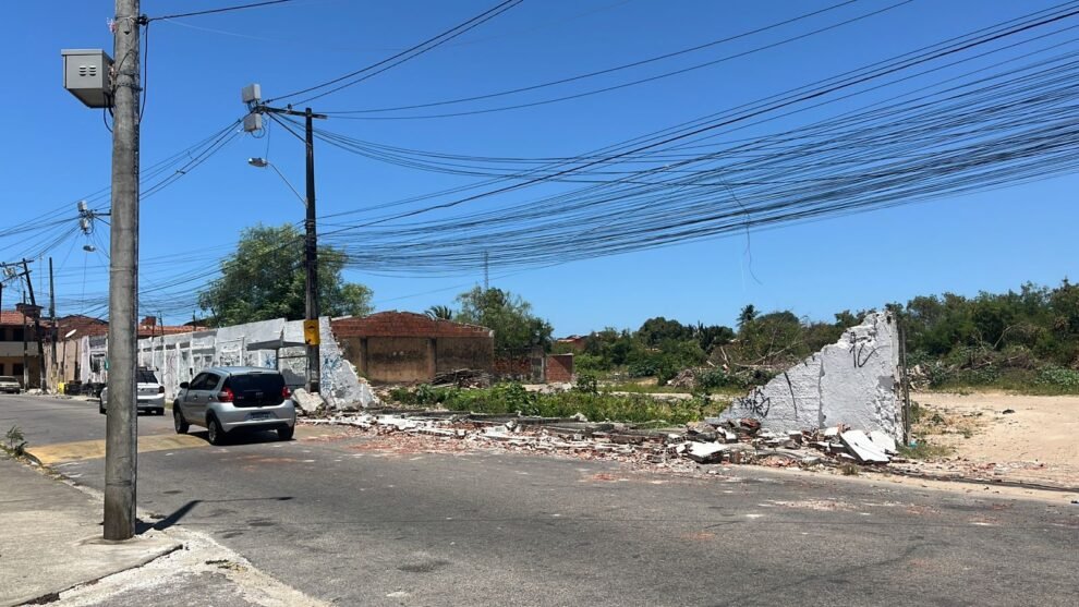 muro-cai-sobre-idoso-de-85-anos-que-caminhava-por-calcada-no-bairro-bela-vista,-em-fortaleza