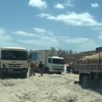 caminhoes-atolam-em-faixa-de-areia-que-da-acesso-a-vila-de-jericoacoara,-no-ceara