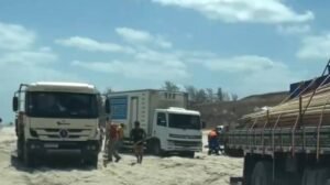 caminhoes-atolam-em-faixa-de-areia-que-da-acesso-a-vila-de-jericoacoara,-no-ceara
