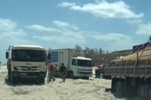 caminhoes-atolam-em-faixa-de-areia-que-da-acesso-a-vila-de-jericoacoara,-no-ceara