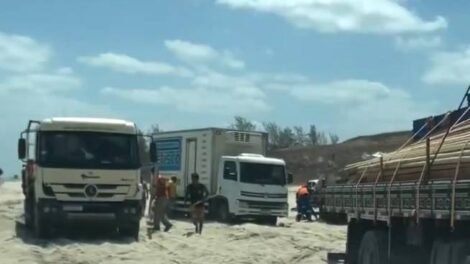 caminhoes-atolam-em-faixa-de-areia-que-da-acesso-a-vila-de-jericoacoara,-no-ceara