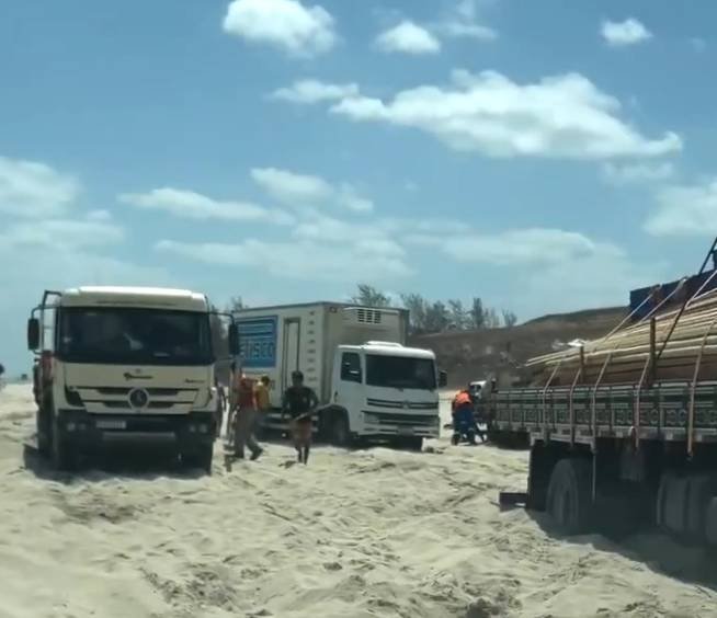 caminhoes-atolam-em-faixa-de-areia-que-da-acesso-a-vila-de-jericoacoara,-no-ceara
