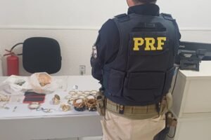 prf-apreende-grande-quantidade-de-joias-e-semijoias-furtadas-em-taxi-no-litoral-do-ceara