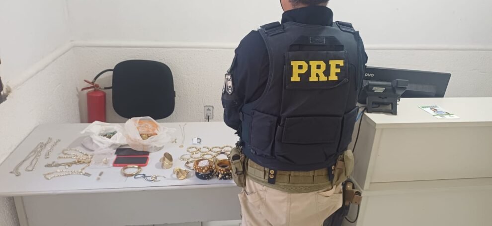 prf-apreende-grande-quantidade-de-joias-e-semijoias-furtadas-em-taxi-no-litoral-do-ceara
