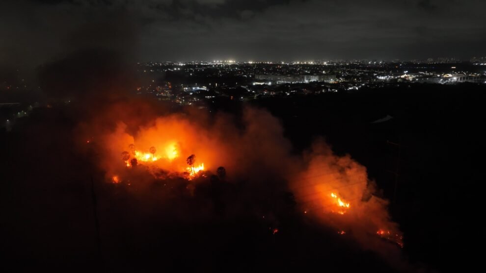 corpo-de-bombeiros-controla-incendio-em-vegetacao-proximo-ao-rio-coco-e-mantem-area-em-monitoramento