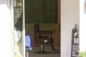 tentativa-de-homicidio:-dupla-criminosa-invade-barbearia-e-atira-em-cliente-em-fortaleza