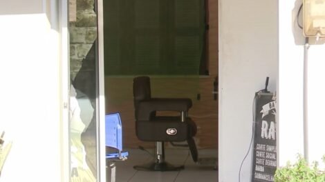 tentativa-de-homicidio:-dupla-criminosa-invade-barbearia-e-atira-em-cliente-em-fortaleza