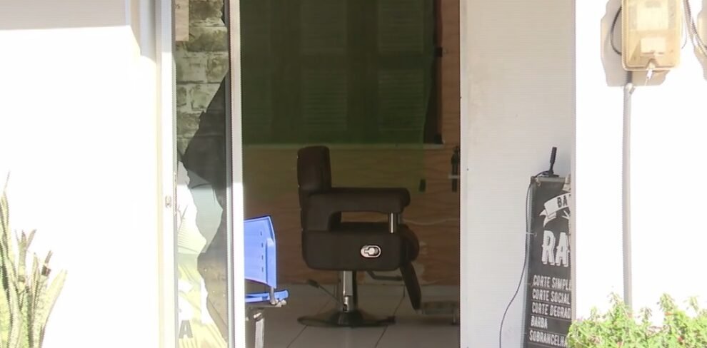 tentativa-de-homicidio:-dupla-criminosa-invade-barbearia-e-atira-em-cliente-em-fortaleza