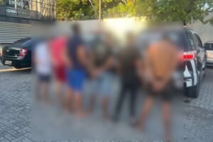 seis-homens-sao-presos-com-arma-de-fogo-apos-reacao-a-abordagem-policial-em-fortaleza