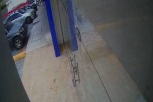 dupla-furta-moto-estacionada-em-avenida-movimentada-do-bairro-dionisio-torres,-em-fortaleza
