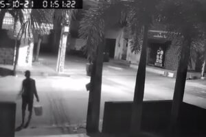 camera-flagra-criminoso-arrombando-hamburgueria-e-furtando-produtos-em-fortaleza