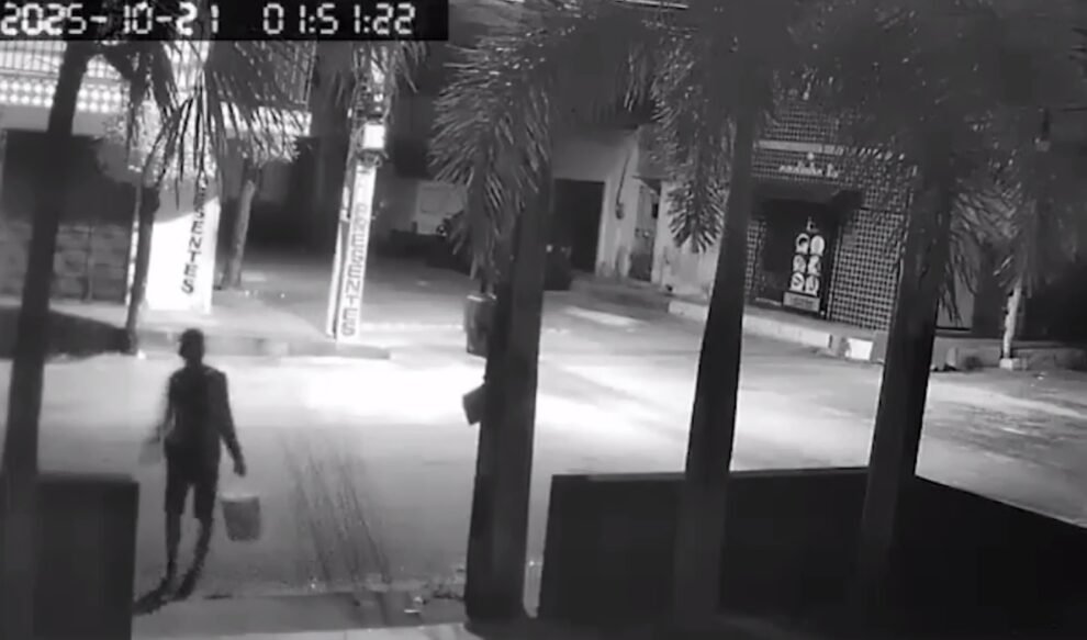 camera-flagra-criminoso-arrombando-hamburgueria-e-furtando-produtos-em-fortaleza