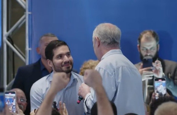 apos-atritos-e-desavencas,-ciro-gomes-elogia-andre-fernandes-em-filiacao-ao-psdb:-“jovem-talento”
