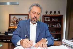 elmano-anuncia-ampliacao-da-carga-horaria-de-professores-da-educacao-basica-no-ceara