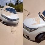 carro-colide-com-duna-e-atola-em-areia-acumulada-sobre-rodovia-estadual-em-barroquinha,-no-ceara