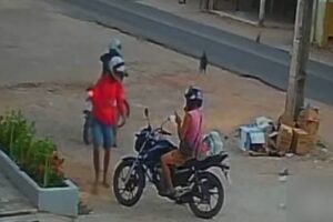 motociclista-tem-moto-levada-em-assalto-enquanto-mexia-no-celular-em-caucaia