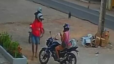 motociclista-tem-moto-levada-em-assalto-enquanto-mexia-no-celular-em-caucaia