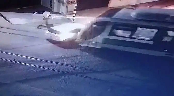 colisao-entre-vlt-e-carro-deixa-duas-mulheres-feridas-em-fortaleza;-veja-video