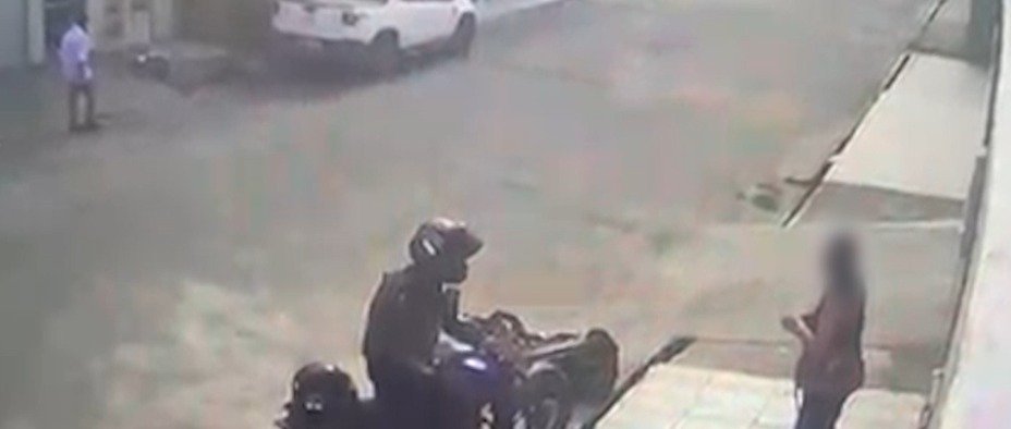 mulher-e-assaltada-por-motociclista-em-bairro-de-fortaleza;-video
