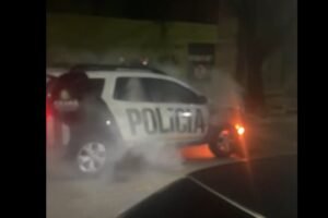 viatura-da-policia-militar-pega-fogo-no-bairro-vila-uniao,-em-fortaleza