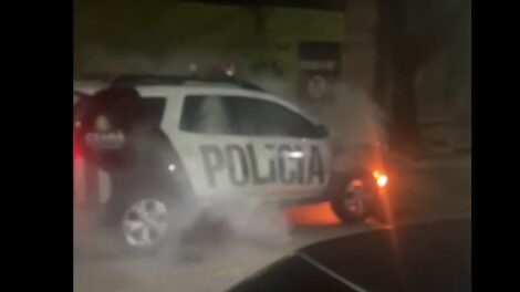 viatura-da-policia-militar-pega-fogo-no-bairro-vila-uniao,-em-fortaleza