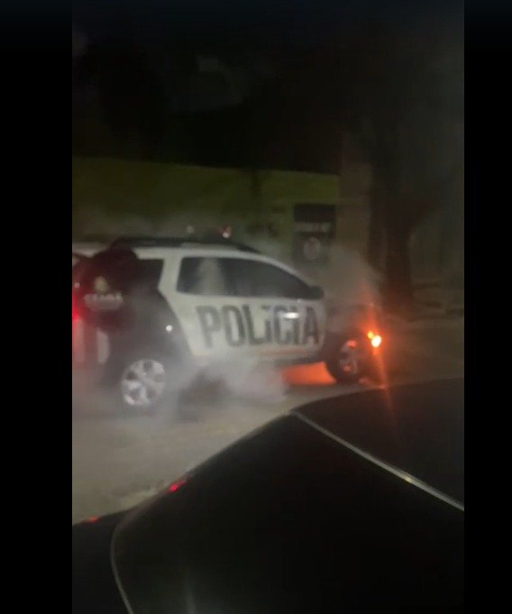 viatura-da-policia-militar-pega-fogo-no-bairro-vila-uniao,-em-fortaleza