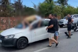motociclista-fica-caido-sobre-teto-de-carro-apos-colisao-na-av.-presidente-costa-e-silva,-em-fortaleza