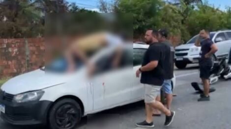 motociclista-fica-caido-sobre-teto-de-carro-apos-colisao-na-av.-presidente-costa-e-silva,-em-fortaleza