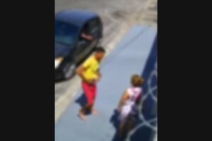 dois-homens-sao-presos-apos-serem-flagrados-roubando-carro,-celulares-e-cartoes-em-fortaleza