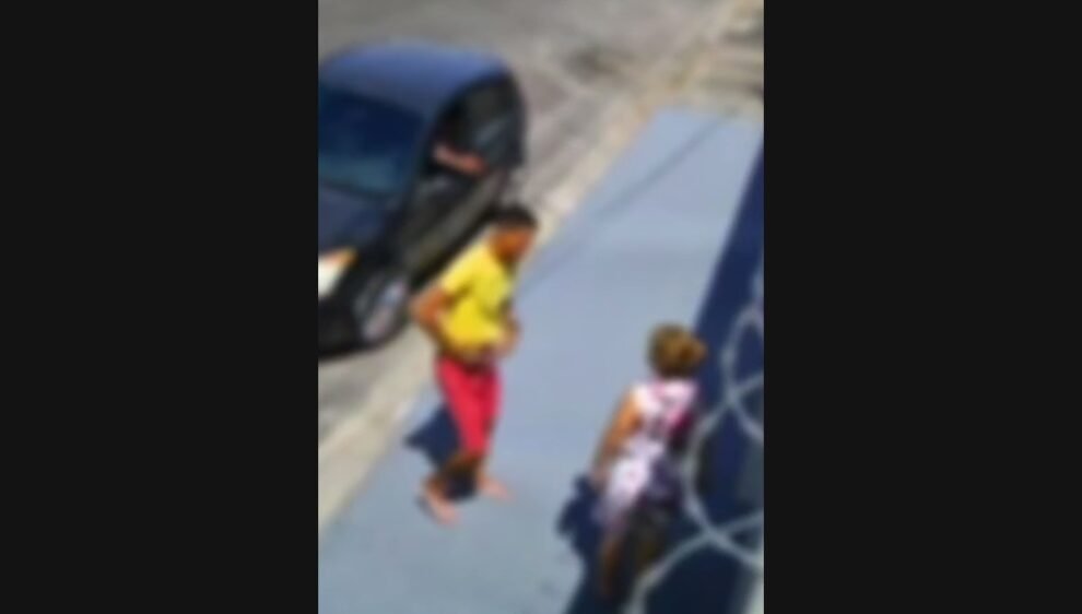 dois-homens-sao-presos-apos-serem-flagrados-roubando-carro,-celulares-e-cartoes-em-fortaleza