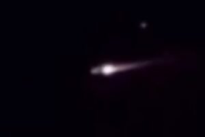 moradores-avistam-objeto-misterioso-no-ceu-de-jericoacoara,-no-litoral-do-ceara