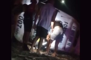 topic-capota-apos-bater-em-animal-em-estrada-escura-entre-chorozinho-e-quixada,-no-ceara