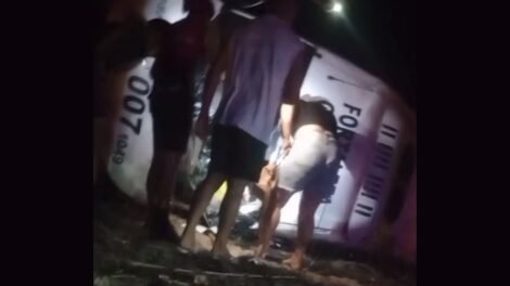 topic-capota-apos-bater-em-animal-em-estrada-escura-entre-chorozinho-e-quixada,-no-ceara